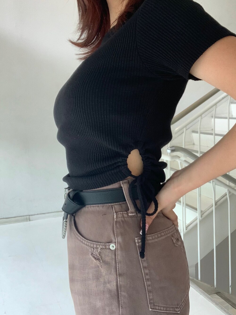 ブラック系のTシャツ/カットソー、ブラック系のサンダル、ブラウン系のデニムパンツを着用したレディースの夏コーディネートの3枚目の写真