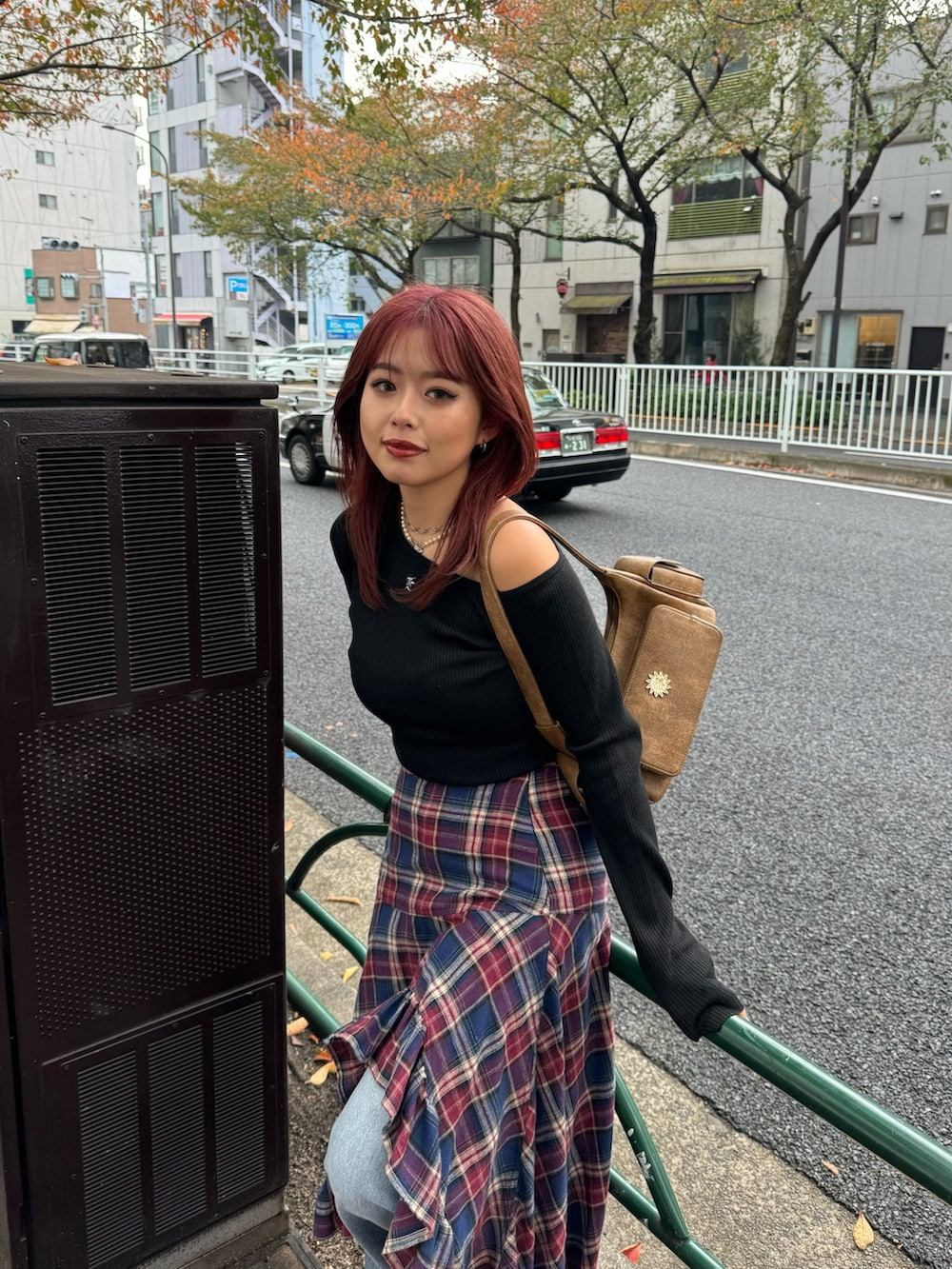 ブラック系のニット/セーター、ブルー系のスカート、ブルー系のデニムパンツを着用したレディースの秋コーディネートの3枚目の写真