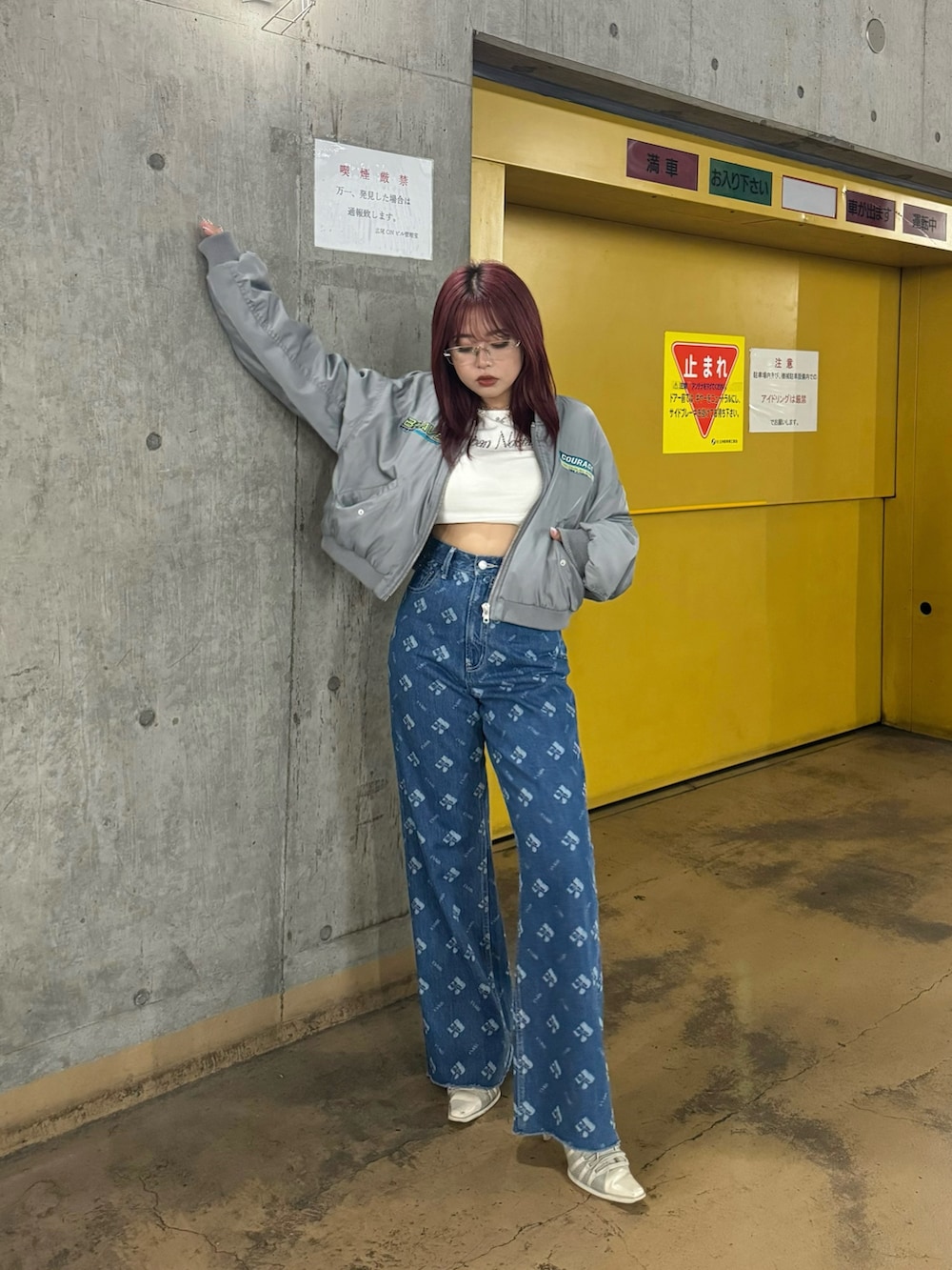 グレー系のブルゾン、ホワイト系のTシャツ/カットソー、ブルー系のデニムパンツを着用したレディースの夏コーディネートの2枚目の写真