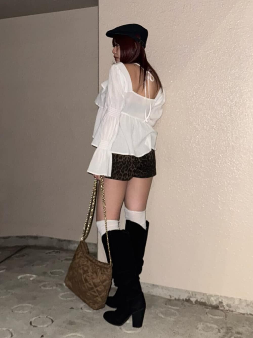 ブラック系のブーツ、ブラウン系のショルダーバッグ、その他のその他パンツを着用したレディースの春コーディネートの4枚目の写真