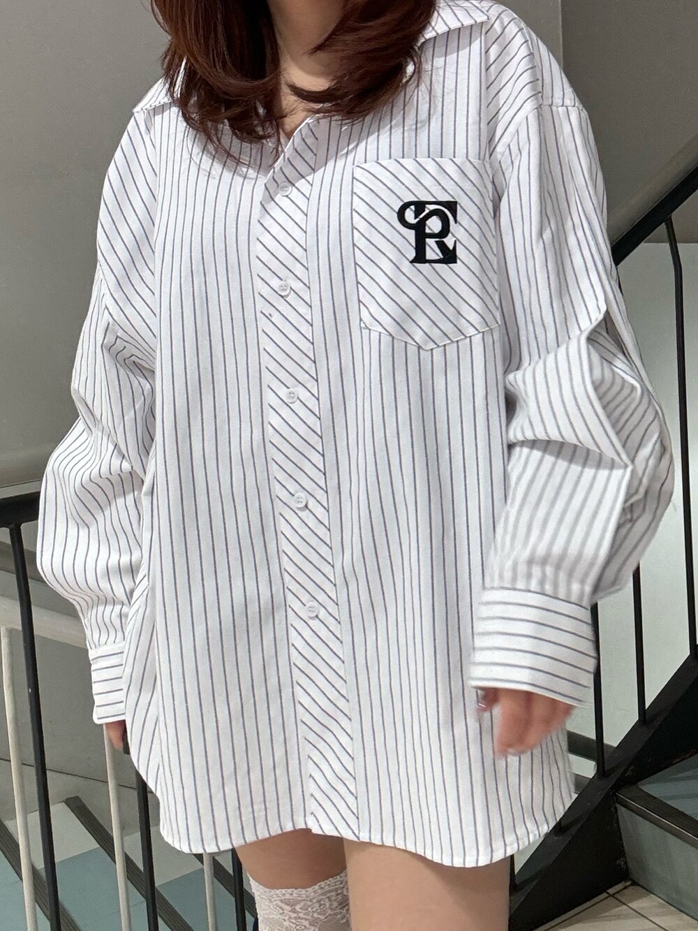 ホワイト系のシャツ/ブラウス、ブラック系のブーツを着用したレディースの冬コーディネートの4枚目の写真