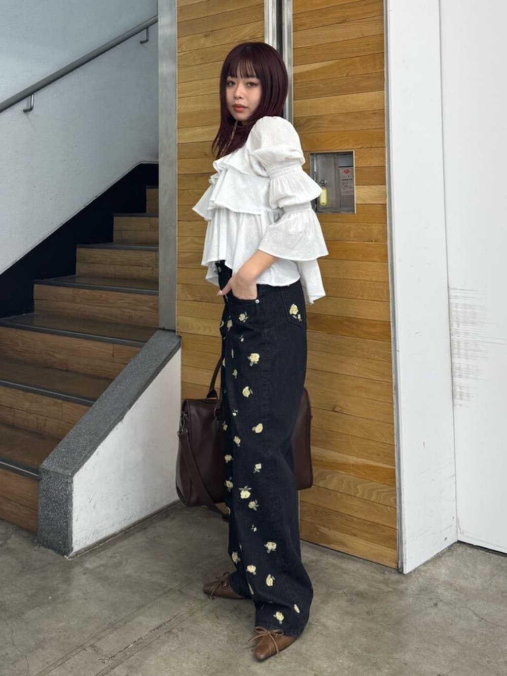 ブラウン系のサンダル、ブラック系のデニムパンツ、ホワイト系のシャツ/ブラウスを着用したレディースの冬コーディネートの2枚目の写真