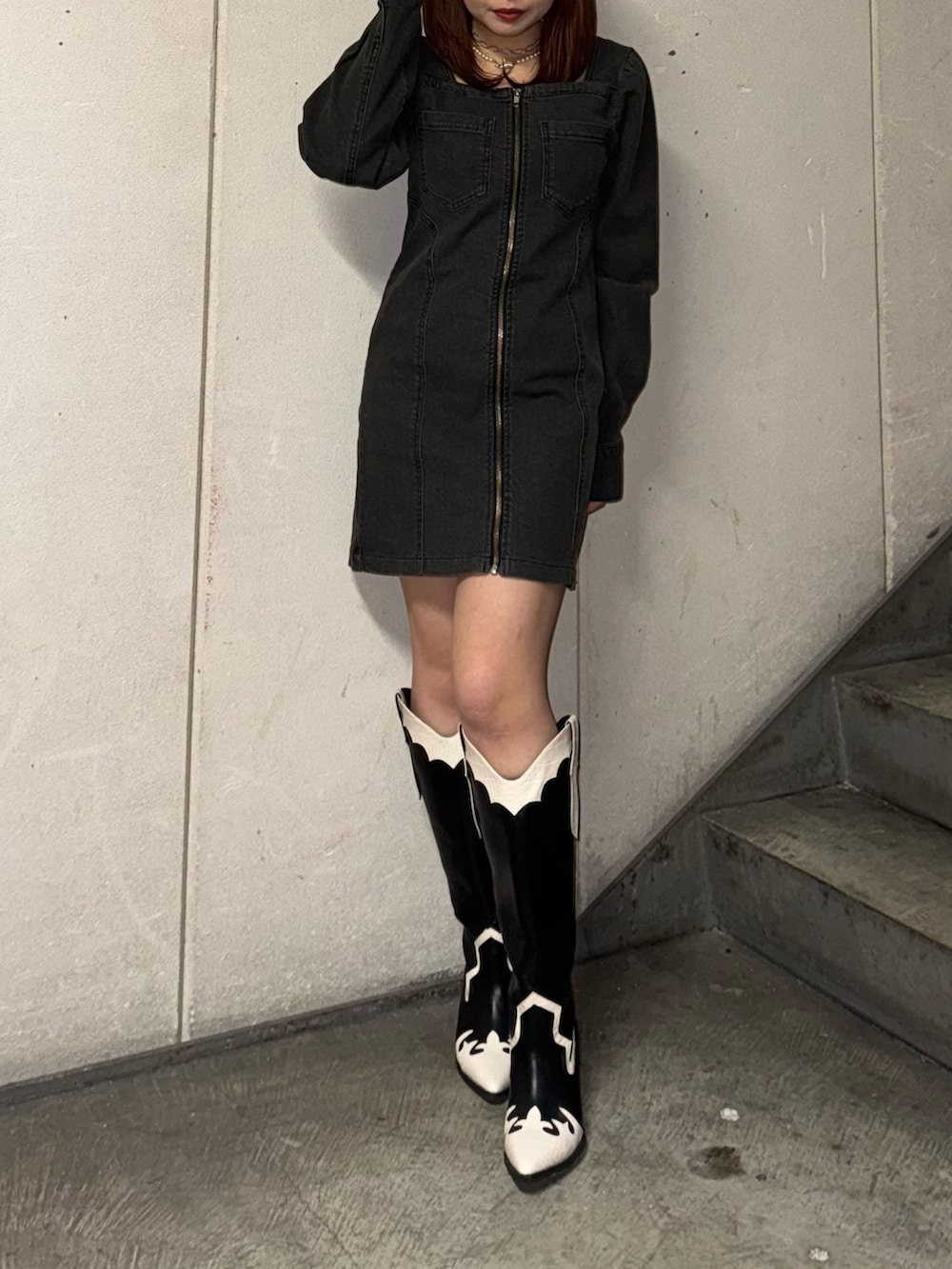 ブラック系のワンピース、その他のブーツを着用したレディースの冬コーディネートの2枚目の写真