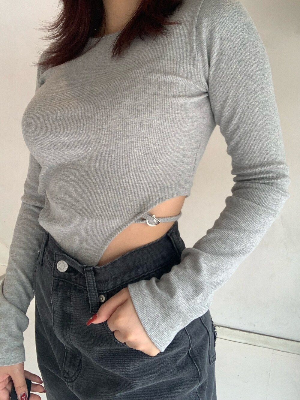 ブラック系のブルゾン、グレー系のTシャツ/カットソー、ブラック系のデニムパンツを着用したレディースの秋コーディネートの5枚目の写真