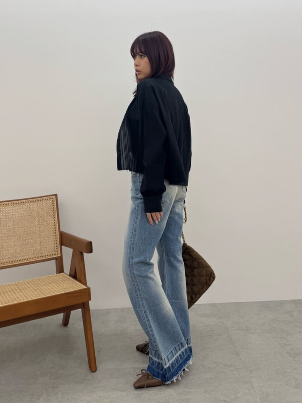 ブラウン系のサンダル、ブラウン系のハンドバッグ、ブラック系のシャツ/ブラウスを着用したレディースの冬コーディネートの2枚目の写真