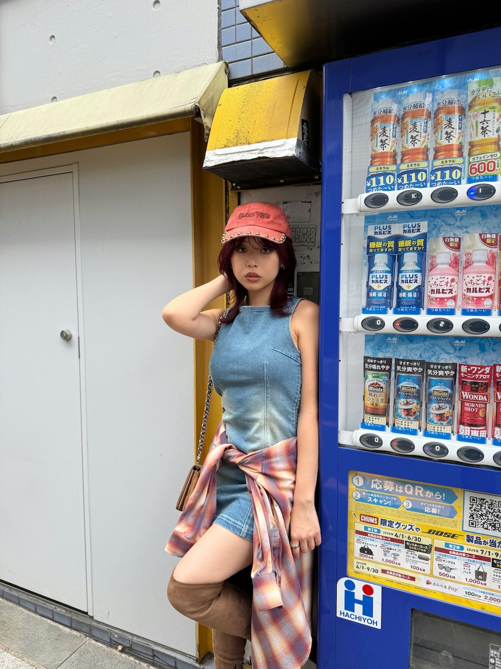 ブルー系のワンピース、レッド系のシャツ/ブラウス、ブラウン系のブーツを着用したレディースの夏コーディネートの3枚目の写真