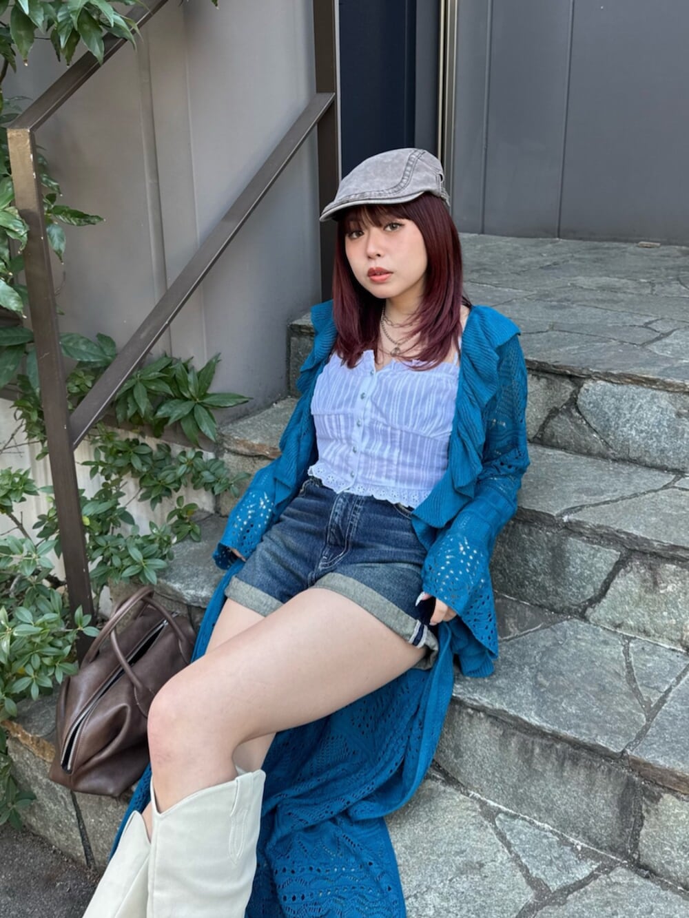 ブラウン系のボストンバッグ、ホワイト系のブーツ、ホワイト系のシャツ/ブラウスを着用したレディースの春コーディネートの4枚目の写真