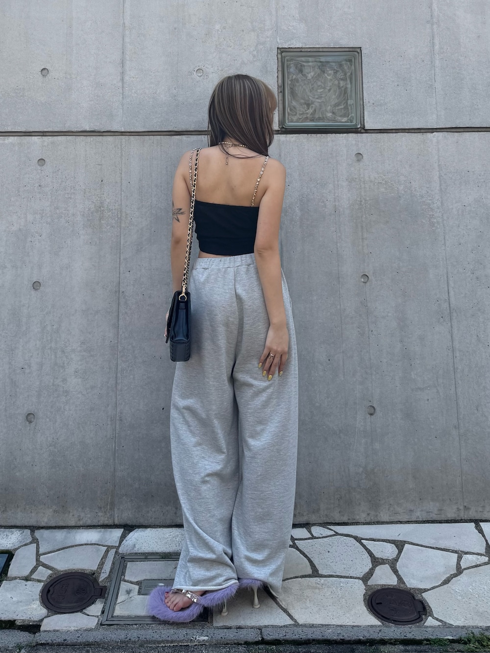 ブラック系のキャミソール、グレー系のその他パンツ、ブラック系のショルダーバッグを着用したレディースの夏コーディネートの3枚目の写真