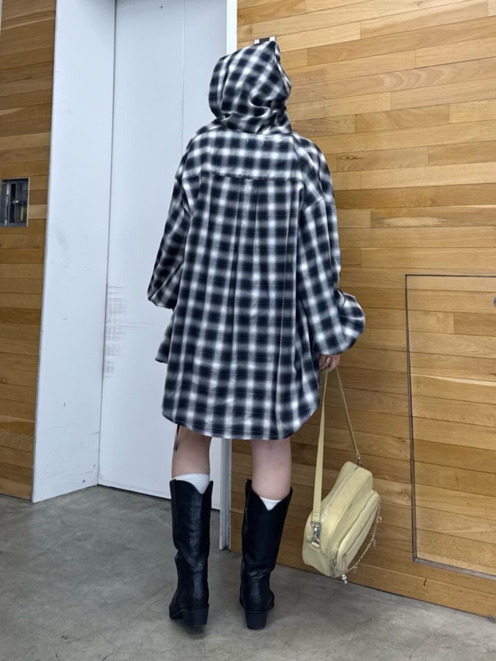 イエロー系のハンドバッグ、ブラック系のシャツ/ブラウス、ブラック系のその他パンツを着用したレディースの春コーディネートの3枚目の写真