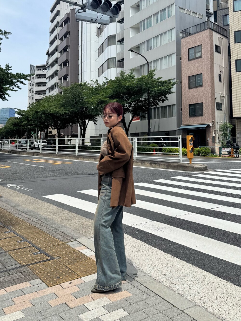 ブラウン系のニット/セーター、イエロー系のテーラードジャケット、ブルー系のデニムパンツを着用したレディースの夏コーディネートの3枚目の写真