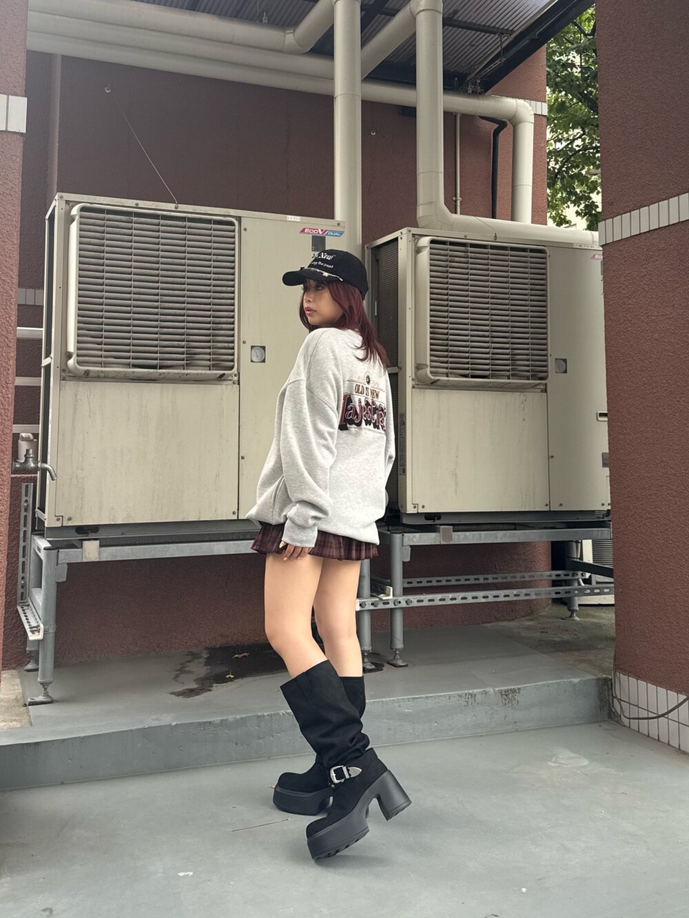 グレー系のスウェット、ブラック系のブーツを着用したレディースの夏コーディネートの2枚目の写真