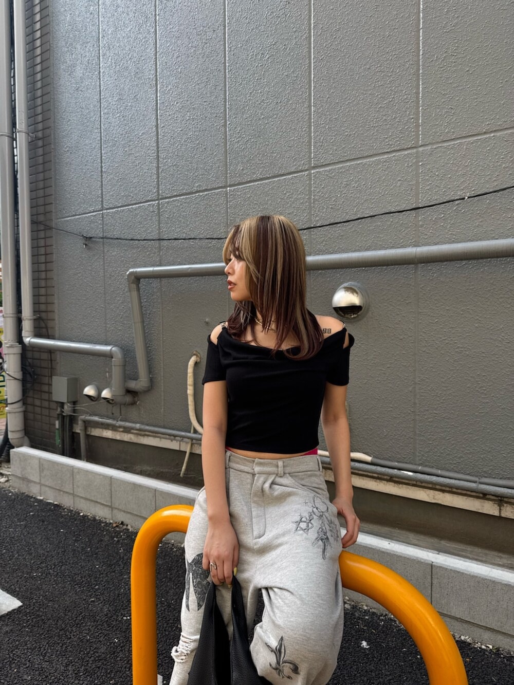 ブラック系のサンダル、ブラック系のTシャツ/カットソー、グレー系のスウェットパンツを着用したレディースの夏コーディネートの4枚目の写真