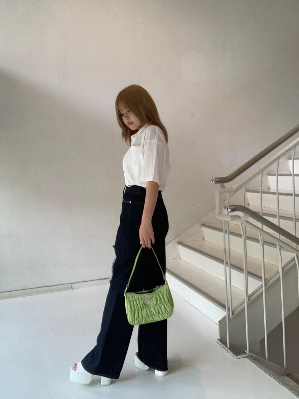 ホワイト系のサンダル、ブルー系のデニムパンツ、ホワイト系のシャツ/ブラウスを着用したレディースの夏コーディネートの2枚目の写真