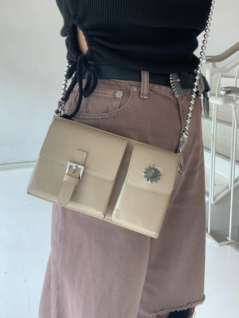 ブラック系のTシャツ/カットソー、ブラック系のサンダル、ブラウン系のデニムパンツを着用したレディースの夏コーディネートの7枚目の写真