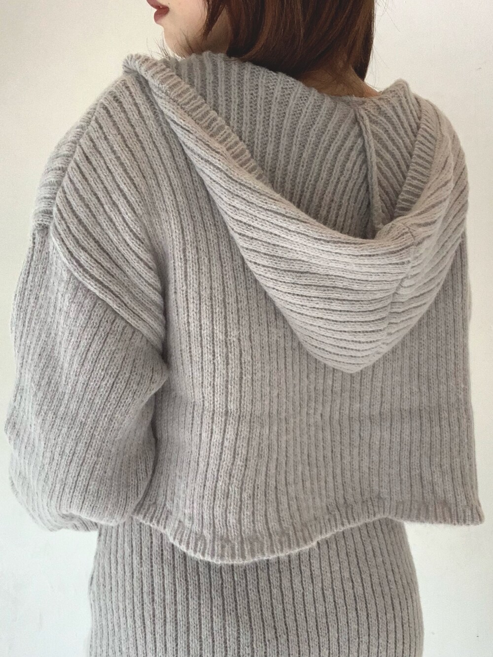 グレー系のスカート、ホワイト系のTシャツ/カットソー、グレー系のカーディガン/ボレロを着用したレディースの秋コーディネートの5枚目の写真