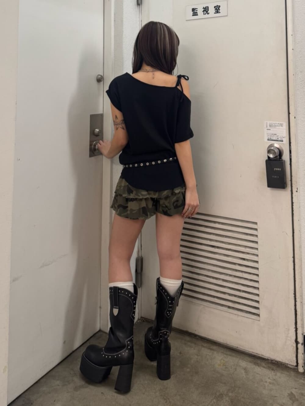 ブラック系のブーツ、ブラック系のTシャツ/カットソー、その他のその他パンツを着用したレディースの春コーディネートの3枚目の写真