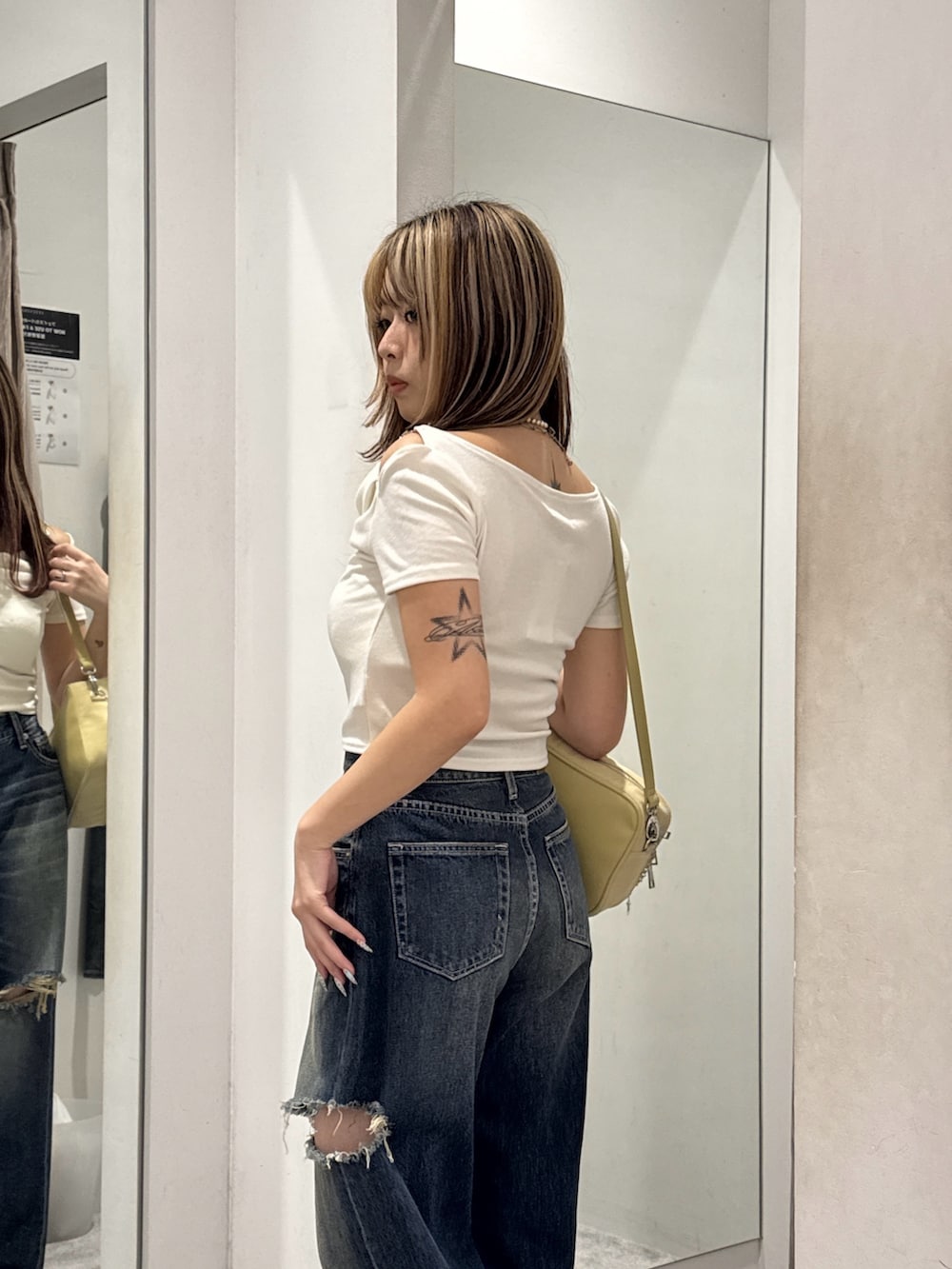 ホワイト系のTシャツ/カットソー、ブルー系のデニムパンツ、イエロー系のハンドバッグを着用したレディースの夏コーディネートの4枚目の写真
