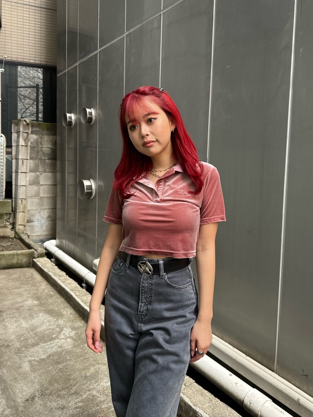 ピンク系のTシャツ/カットソー、グレー系のデニムパンツ、ブラック系のサンダルを着用したレディースの夏コーディネートの3枚目の写真