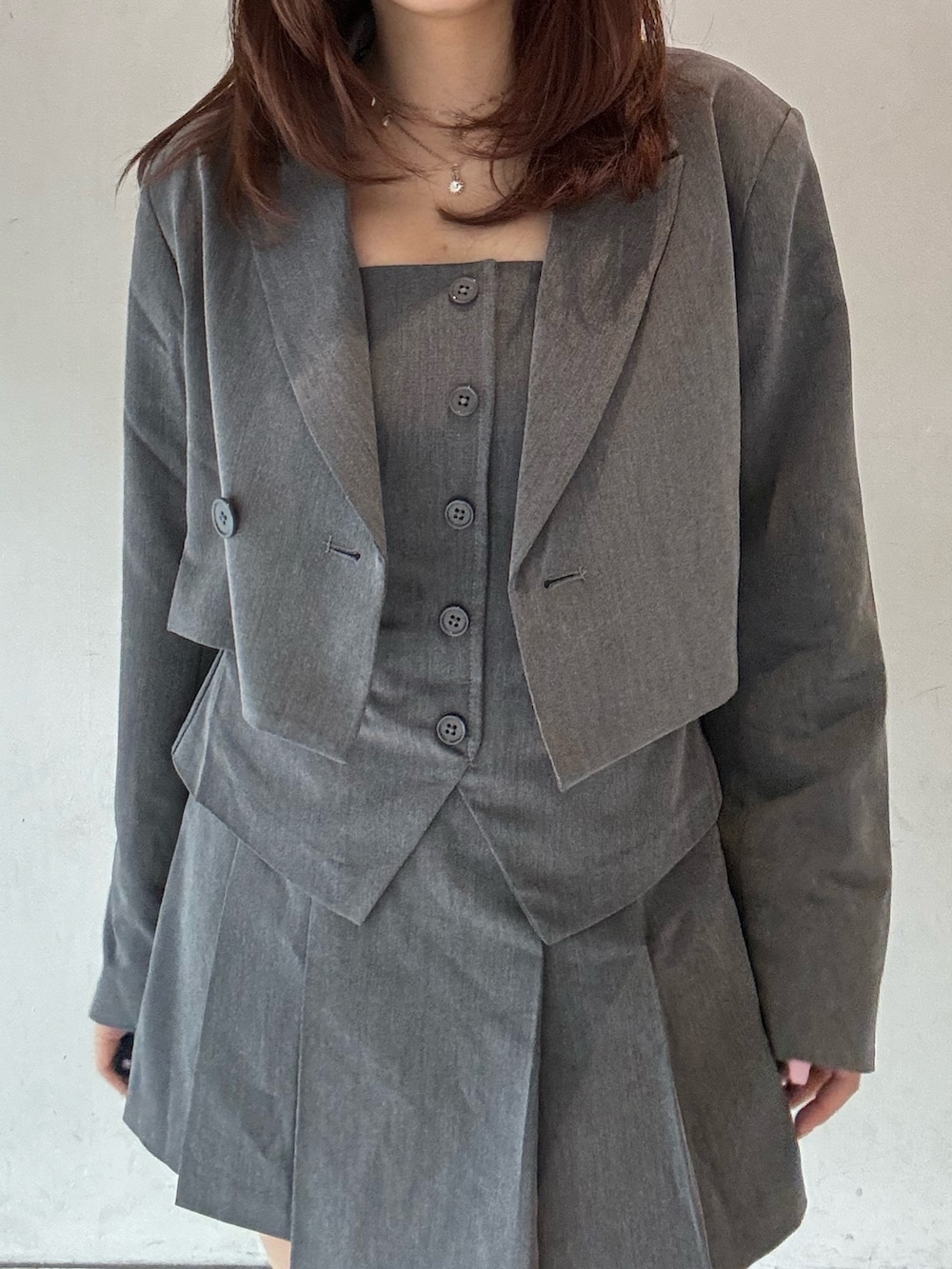 グレー系のキャミソール、グレー系のテーラードジャケット、グレー系のその他パンツを着用したレディースの春コーディネートの3枚目の写真