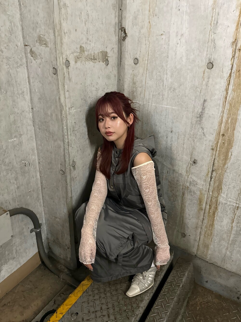ホワイト系のTシャツ/カットソー、グレー系のベスト、グレー系のスカートを着用したレディースの春コーディネートの3枚目の写真