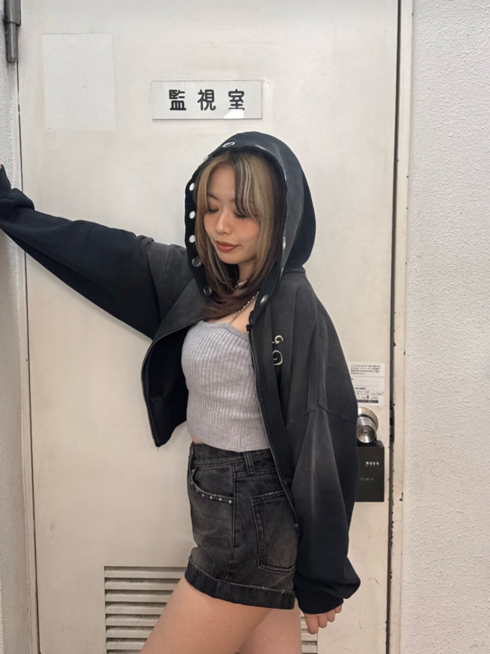ブラック系のブーツ、ブラック系のパーカー、ブラック系のその他パンツを着用したレディースの夏コーディネートの6枚目の写真