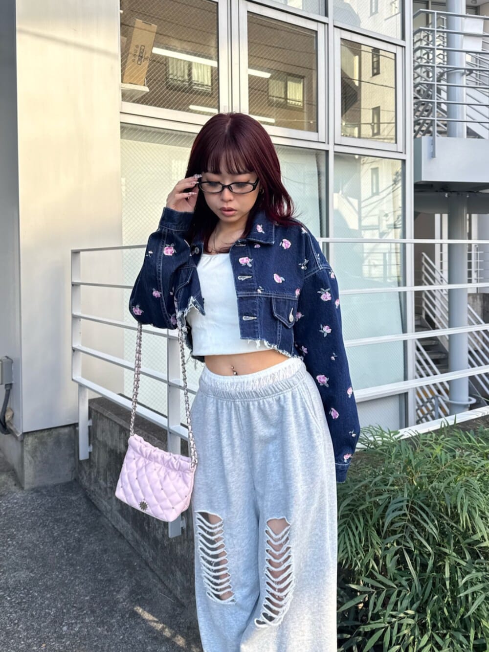 シルバー系のパンプス、グレー系のスウェットパンツ、ピンク系のショルダーバッグを着用したレディースの冬コーディネートの6枚目の写真