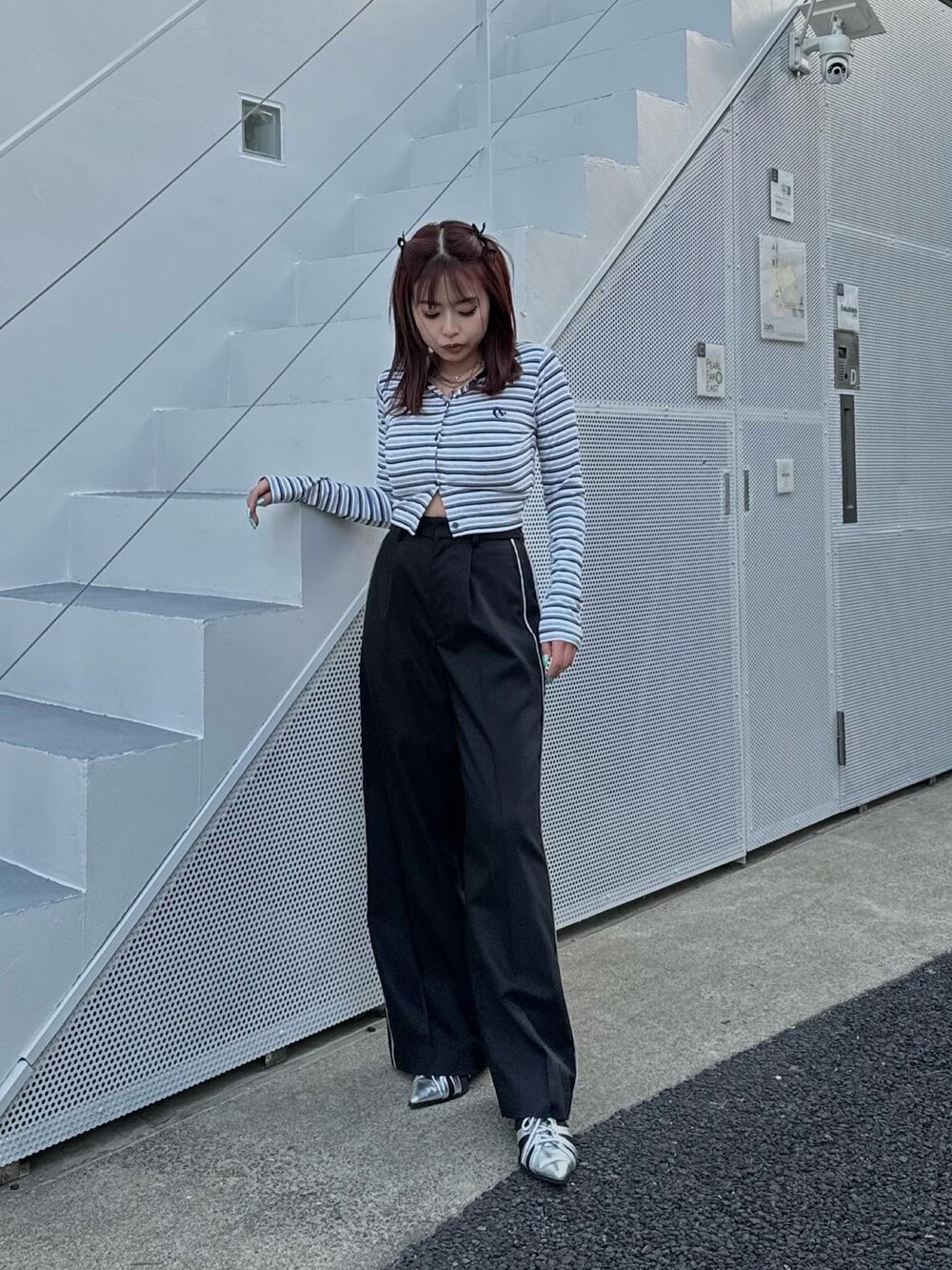 その他のTシャツ/カットソー、ブラック系のその他パンツ、シルバー系のサンダルを着用したレディースの冬コーディネートの3枚目の写真