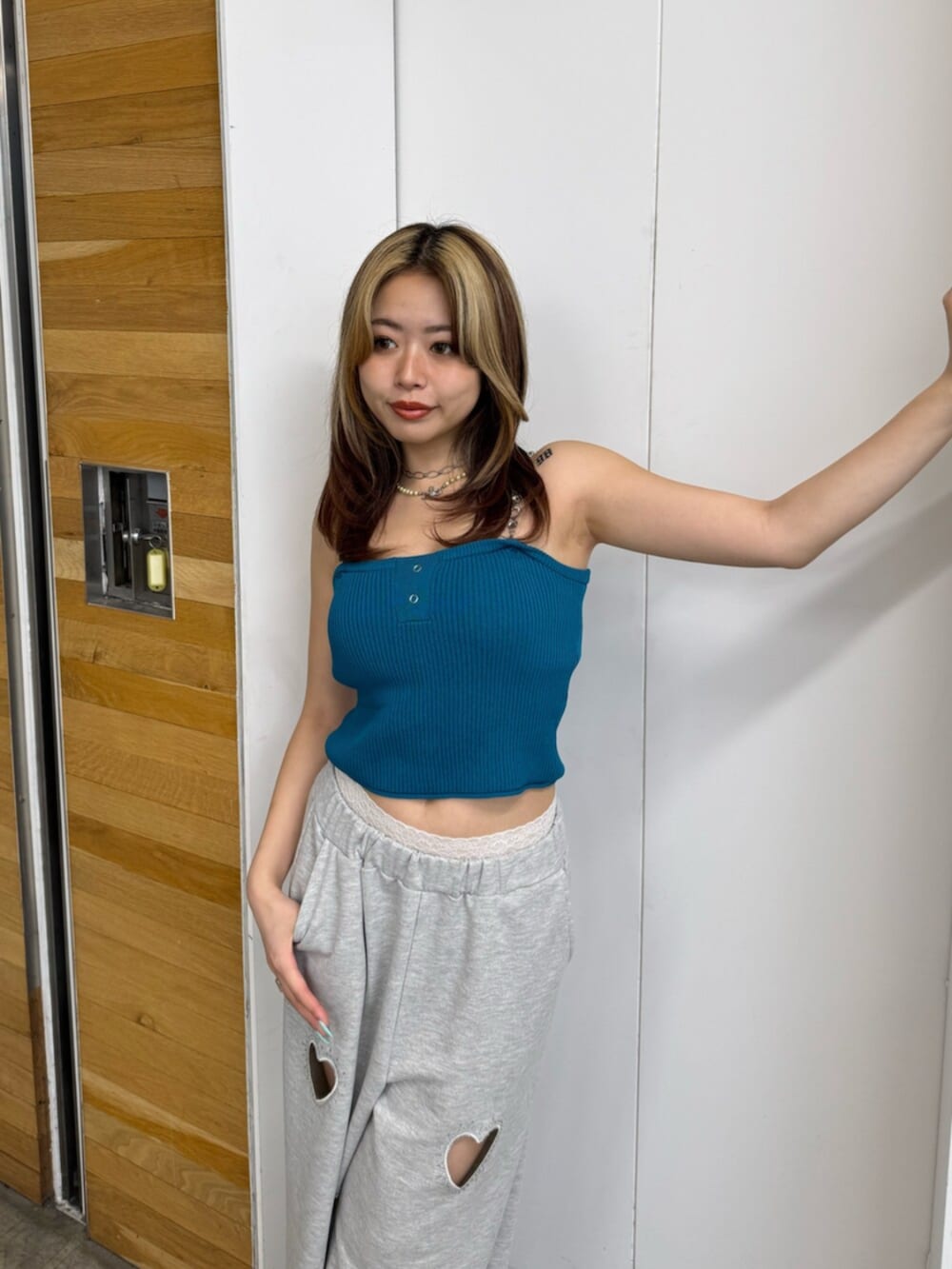 ホワイト系のサンダル、ブルー系のキャミソール、グレー系のその他パンツを着用したレディースの夏コーディネートの4枚目の写真