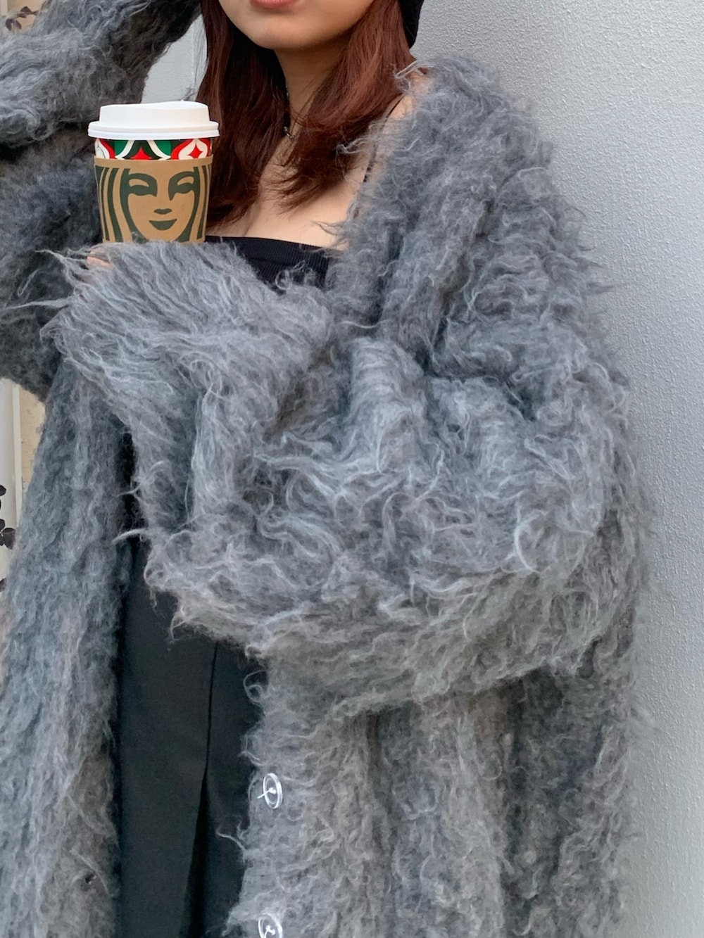 グレー系のカーディガン/ボレロ、ブラック系のブーツ、ブラック系のその他パンツを着用したレディースの冬コーディネートの6枚目の写真