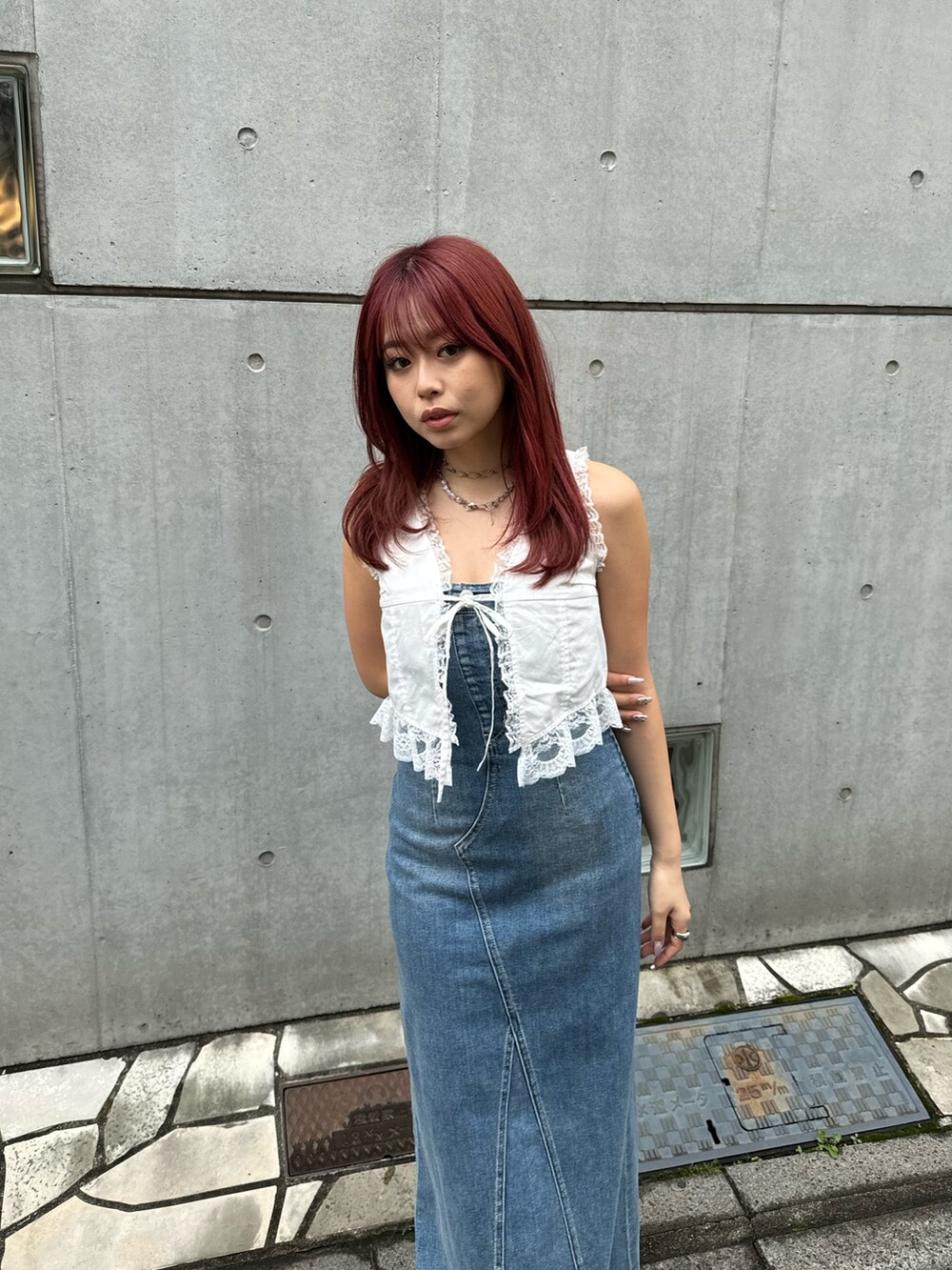 ホワイト系のシャツ/ブラウス、ブルー系のワンピースを着用したレディースの春コーディネートの3枚目の写真