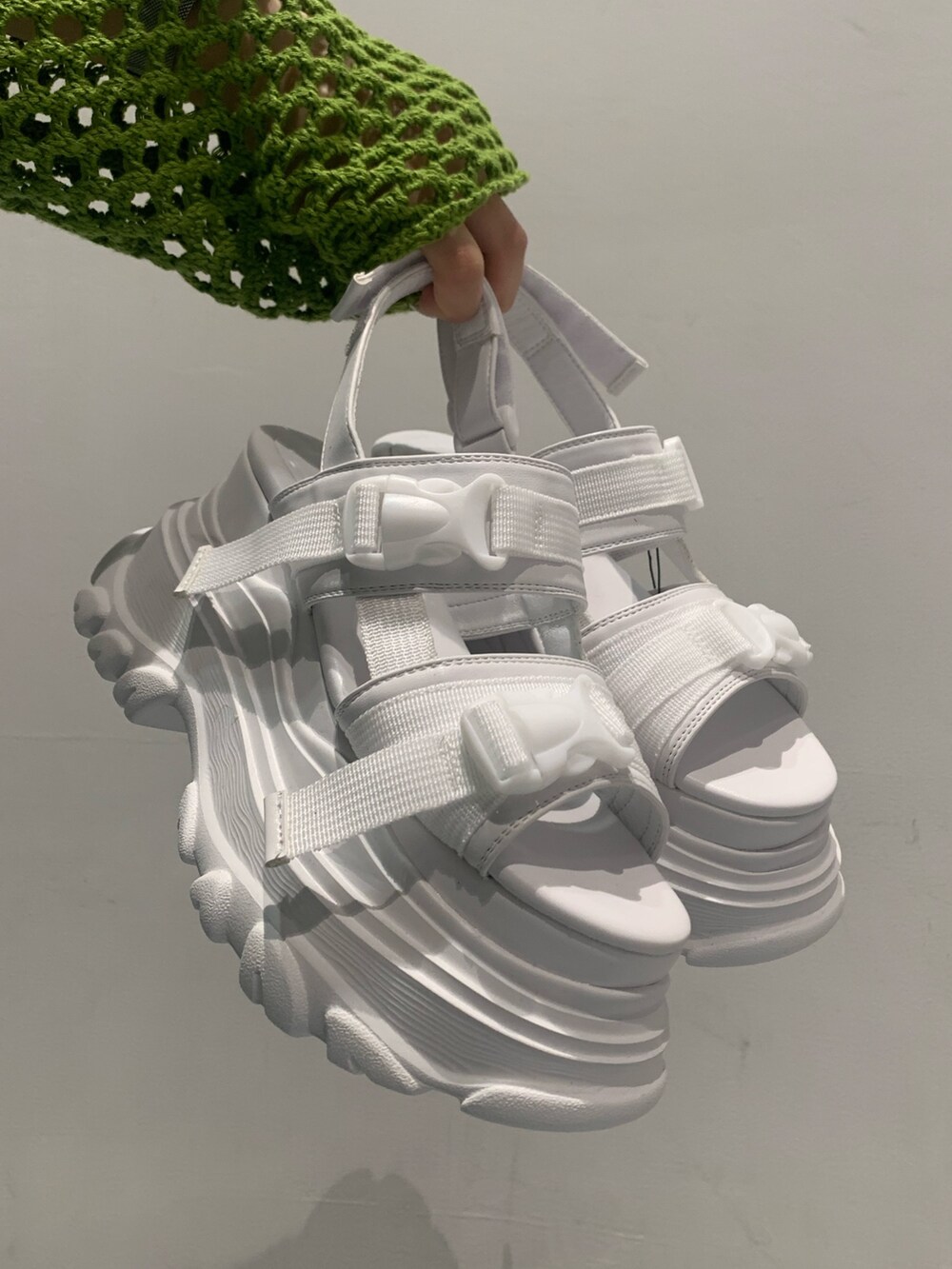 ホワイト系のサンダル、ブルー系のデニムパンツ、ホワイト系のキャミソールを着用したレディースの春コーディネートの8枚目の写真