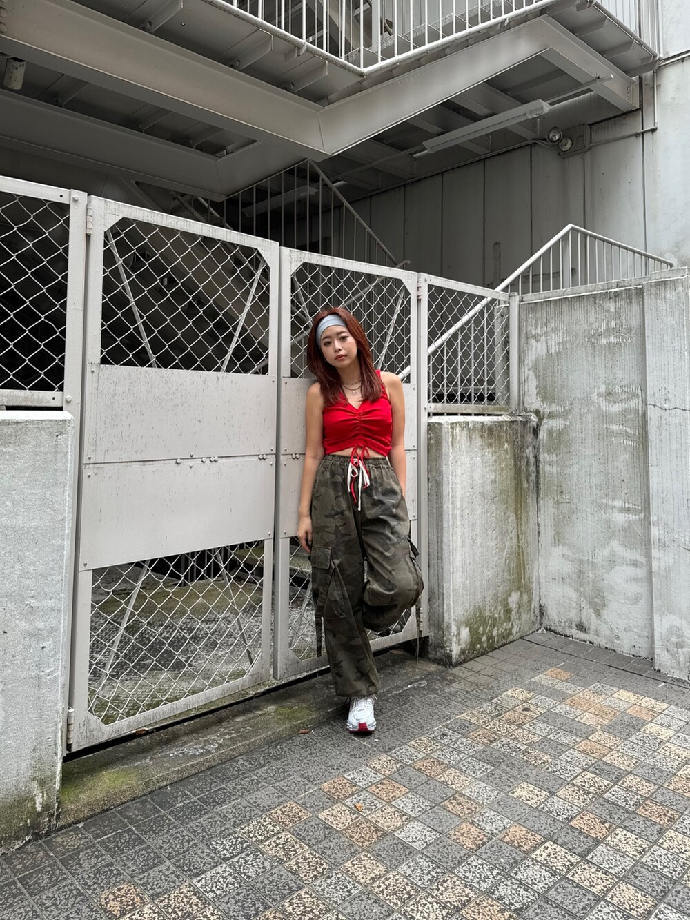 レッド系のタンクトップを着用したレディースの夏コーディネートの4枚目の写真