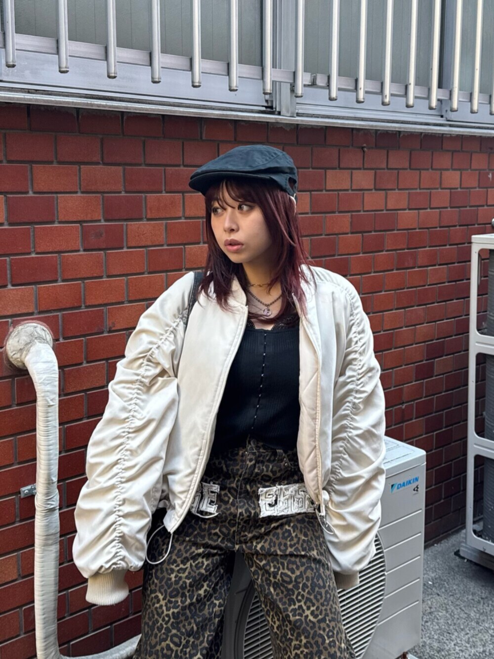 その他のその他パンツ、ホワイト系のMA-1、ブラック系のニット/セーターを着用したレディースの冬コーディネートの4枚目の写真