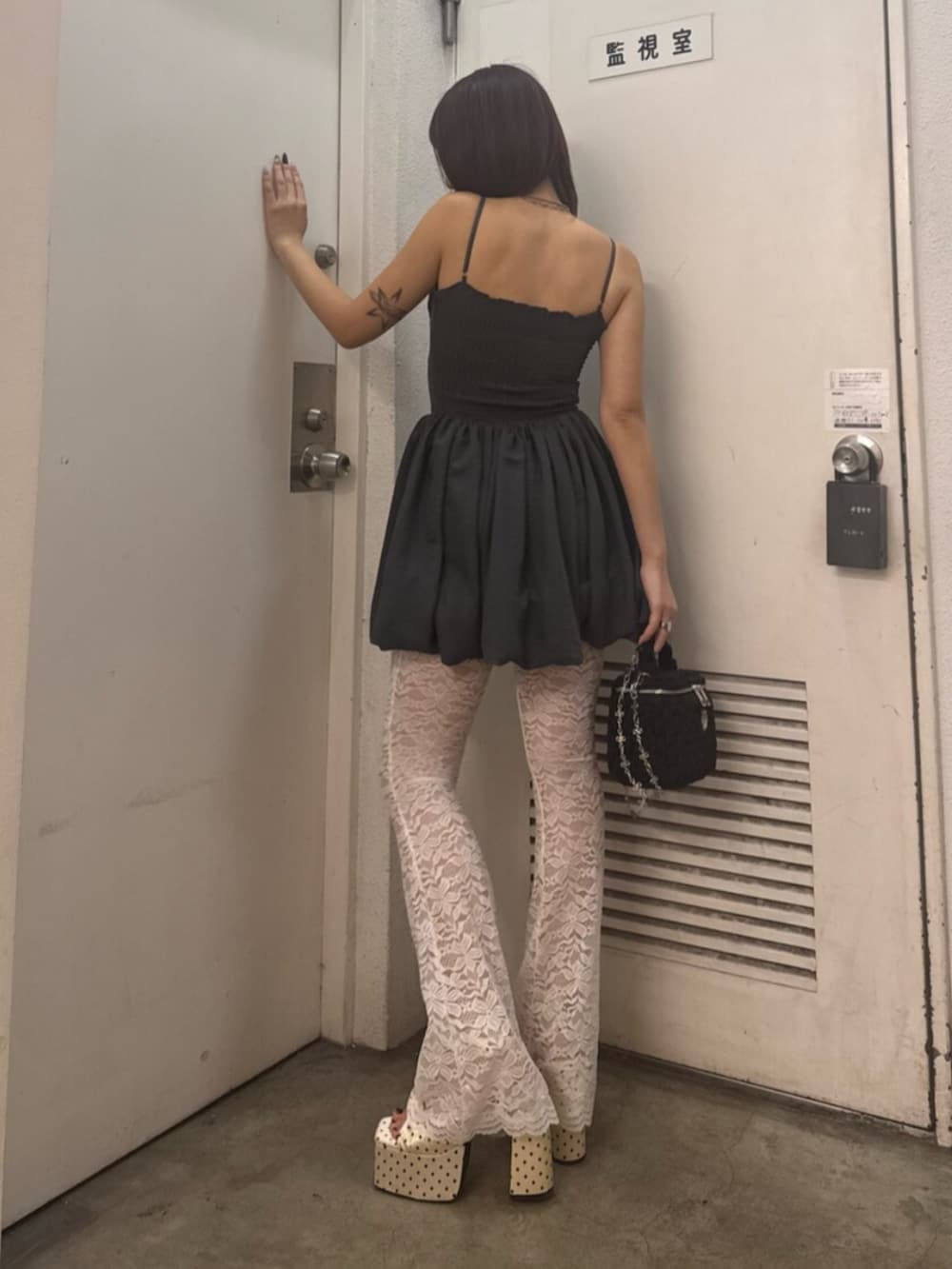 ホワイト系のサンダル、グレー系のワンピース、ホワイト系のその他パンツを着用したレディースの春コーディネートの3枚目の写真