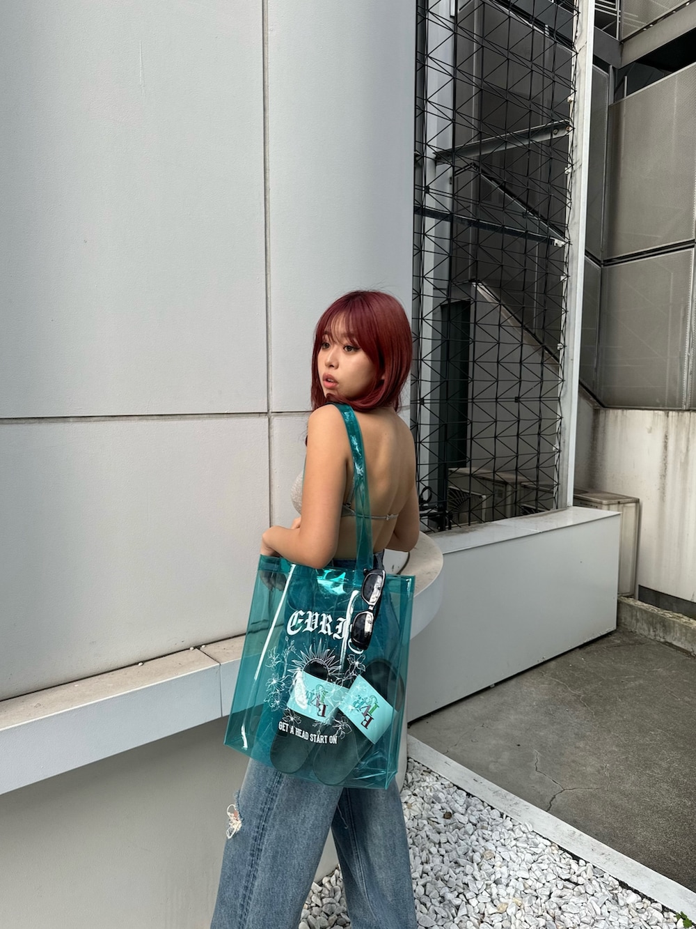 ブルー系のデニムパンツ、シルバー系の水着を着用したレディースの春コーディネートの3枚目の写真