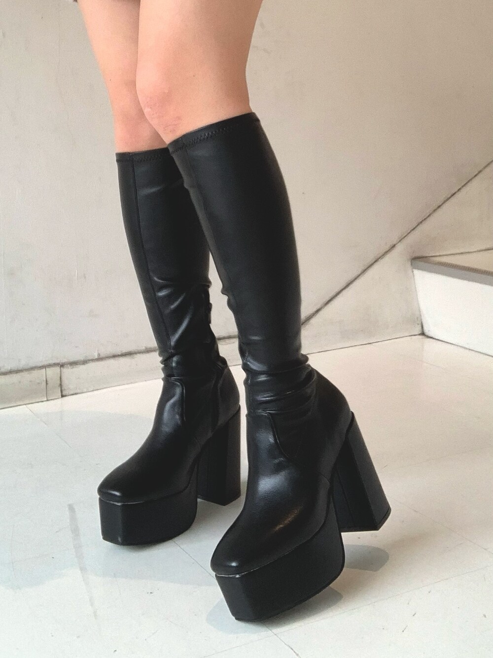 グレー系のスカート、ホワイト系のTシャツ/カットソー、グレー系のカーディガン/ボレロを着用したレディースの秋コーディネートの7枚目の写真