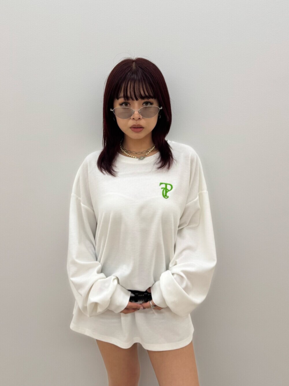 ブラウン系のブーツ、ホワイト系のTシャツ/カットソーを着用したレディースの秋コーディネートの4枚目の写真