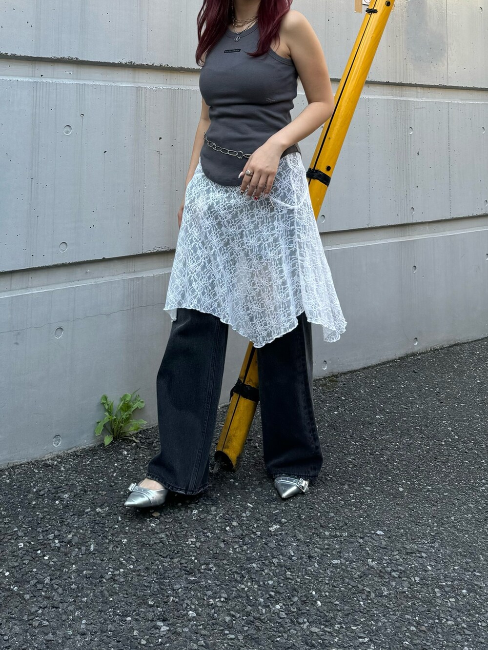 ブラック系のタンクトップ、ブラック系のデニムパンツを着用したレディースの夏コーディネートの3枚目の写真