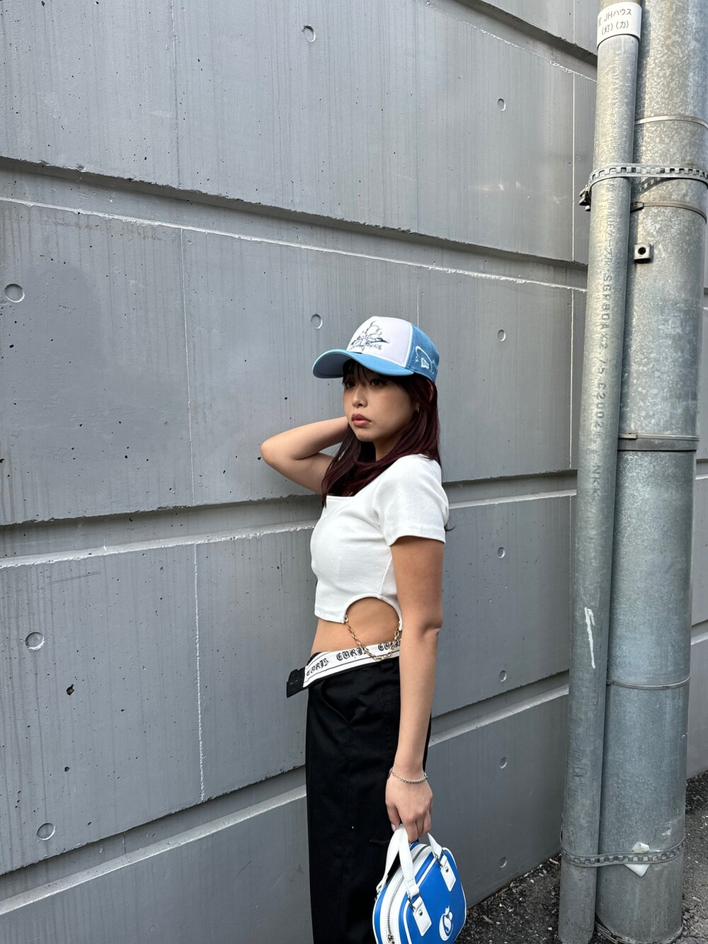 ホワイト系のTシャツ/カットソー、ブラック系のその他パンツ、ブルー系のショルダーバッグを着用したレディースの春コーディネートの5枚目の写真