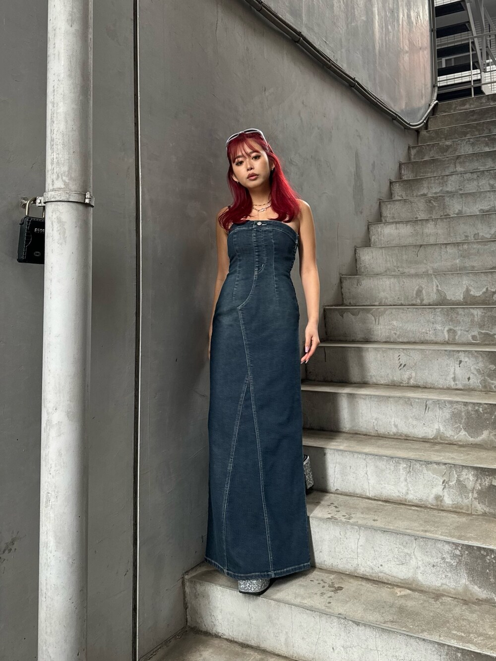 ブルー系のワンピース、シルバー系のサンダルを着用したレディースの春コーディネートの2枚目の写真