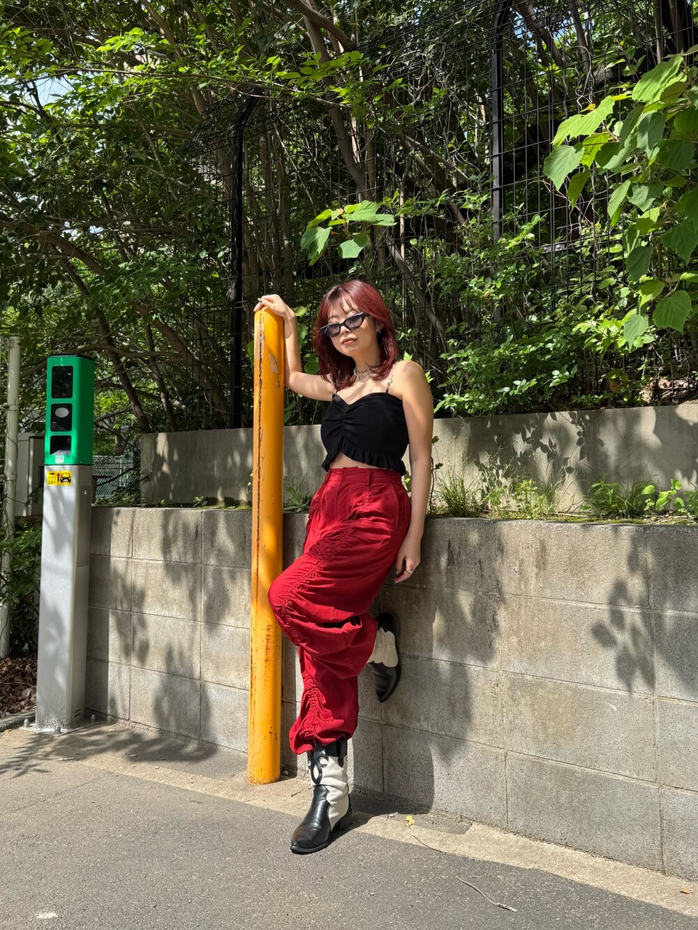 ブラック系のキャミソール、レッド系のその他パンツを着用したレディースの夏コーディネートの2枚目の写真