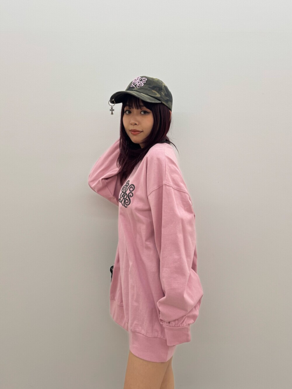 ブラック系のブーツ、ブラック系のショルダーバッグ、ピンク系のTシャツ/カットソーを着用したレディースの春コーディネートの4枚目の写真