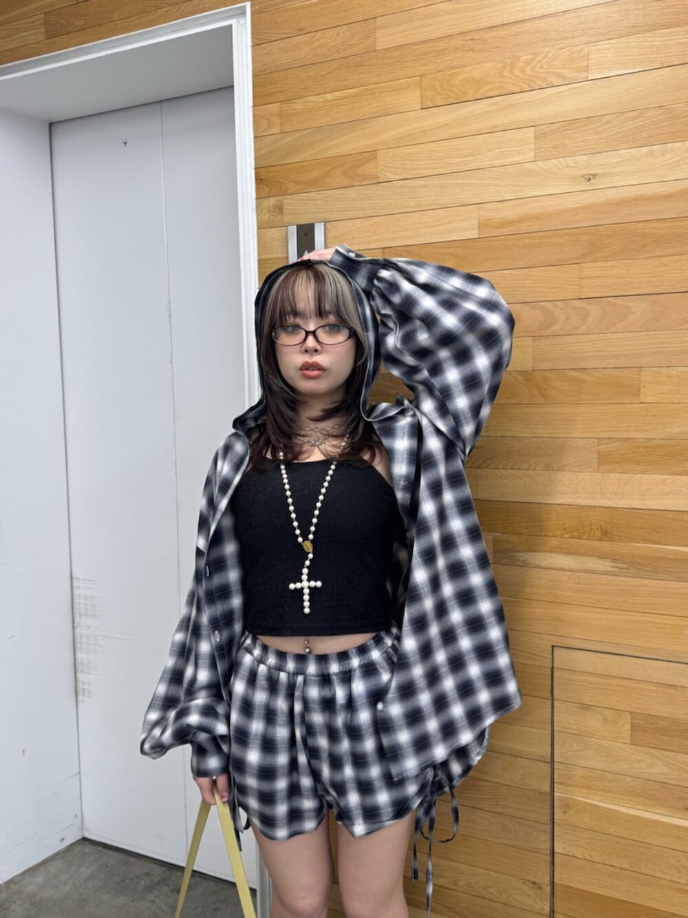 イエロー系のハンドバッグ、ブラック系のシャツ/ブラウス、ブラック系のその他パンツを着用したレディースの春コーディネートの4枚目の写真