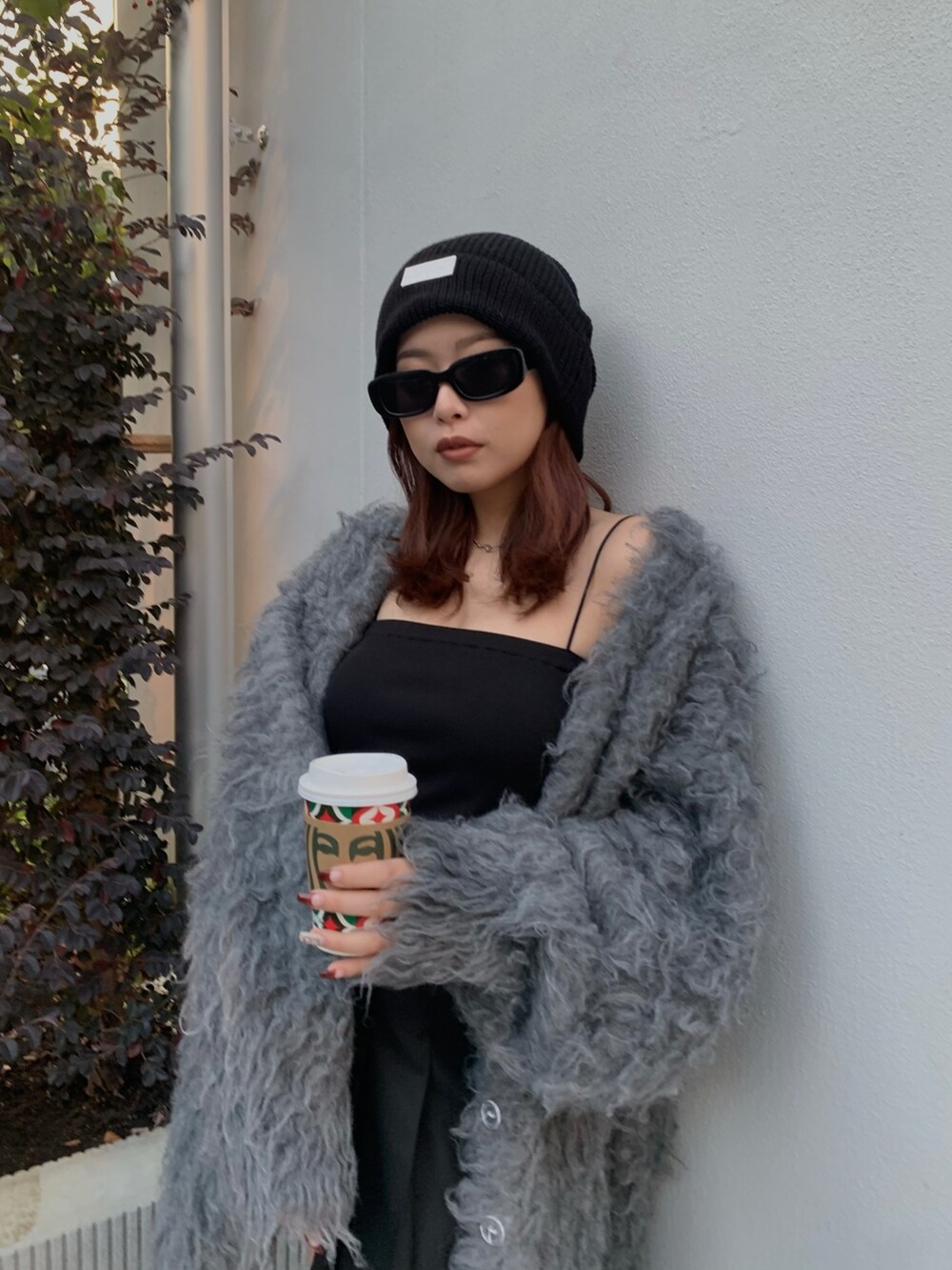 グレー系のカーディガン/ボレロ、ブラック系のブーツ、ブラック系のその他パンツを着用したレディースの冬コーディネートの3枚目の写真