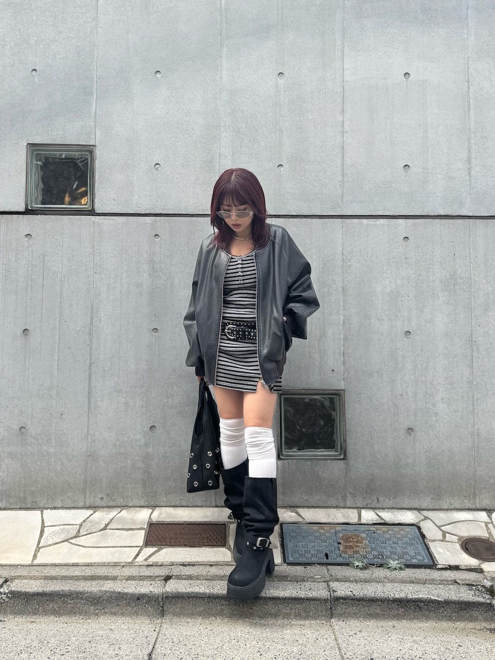 ブラック系のブルゾン、ブラック系のブーツを着用したレディースの秋コーディネートの2枚目の写真