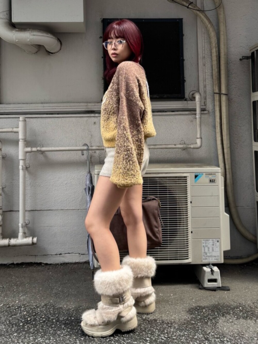 ホワイト系のその他パンツ、ブラウン系のボストンバッグ、ブラウン系のニット/セーターを着用したレディースの秋コーディネートの2枚目の写真