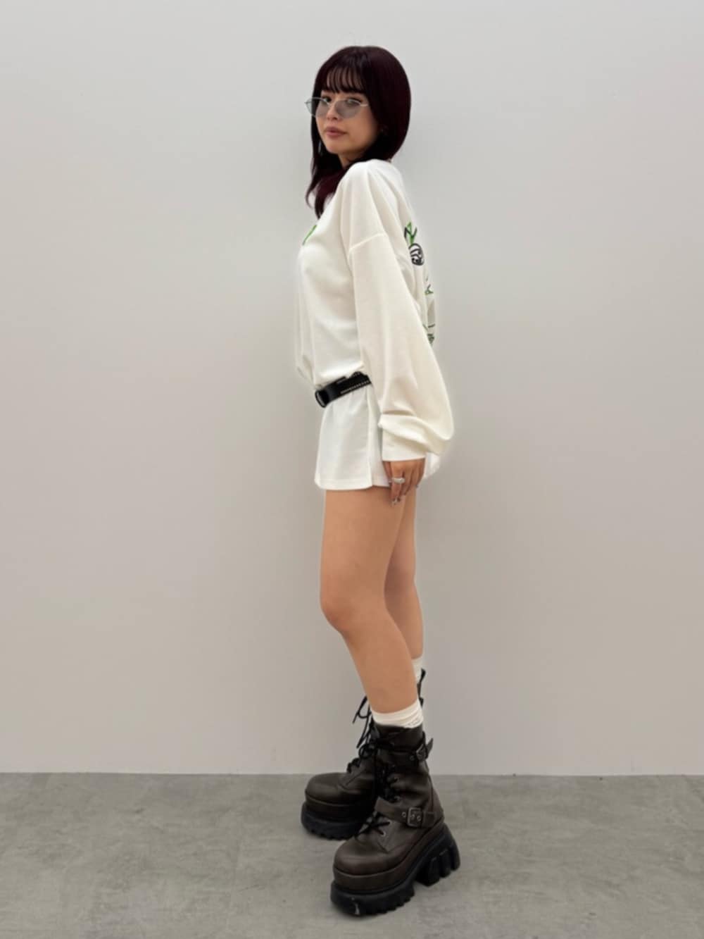 ブラウン系のブーツ、ホワイト系のTシャツ/カットソーを着用したレディースの秋コーディネートの2枚目の写真