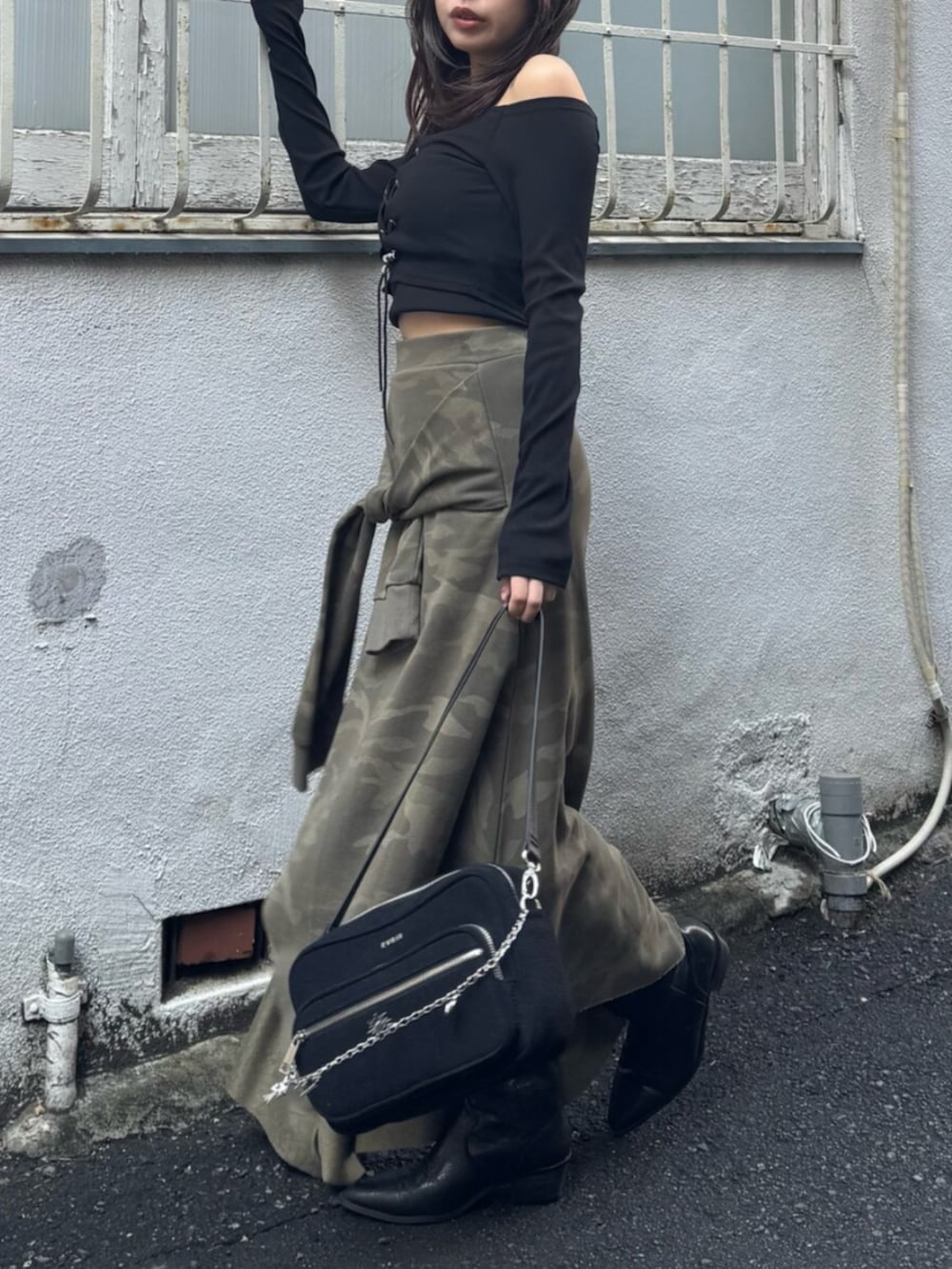 ブラック系のハンドバッグ、ブラック系のTシャツ/カットソー、その他のスカートを着用したレディースの春コーディネートの2枚目の写真