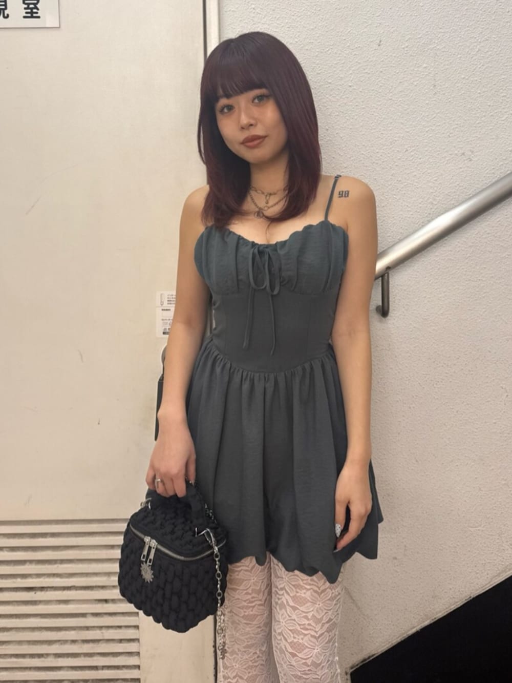 ホワイト系のサンダル、グレー系のワンピース、ホワイト系のその他パンツを着用したレディースの春コーディネートの4枚目の写真