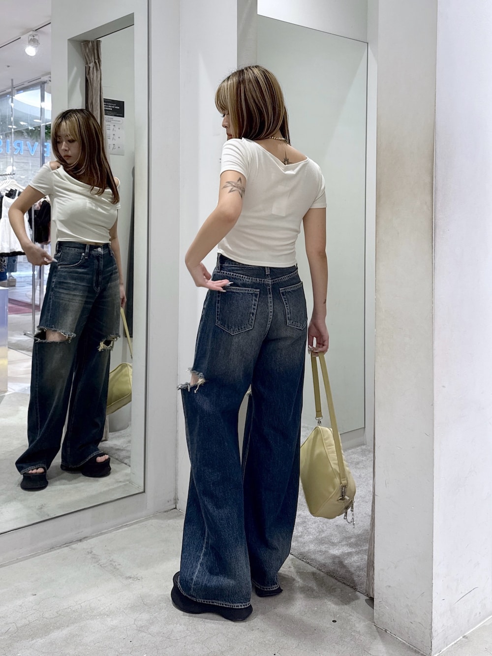 ホワイト系のTシャツ/カットソー、ブルー系のデニムパンツ、イエロー系のハンドバッグを着用したレディースの夏コーディネートの3枚目の写真